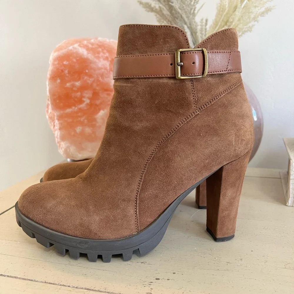 Size 7 - Picture 1 of 7